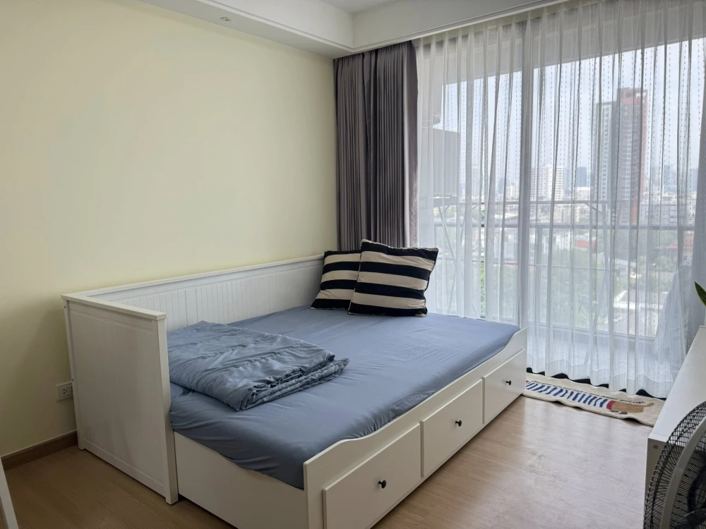 For rent: Regal Sathorn Narathiwat, corner room, very private, fully equipped kitchen with full electrical appliances, first come first served.