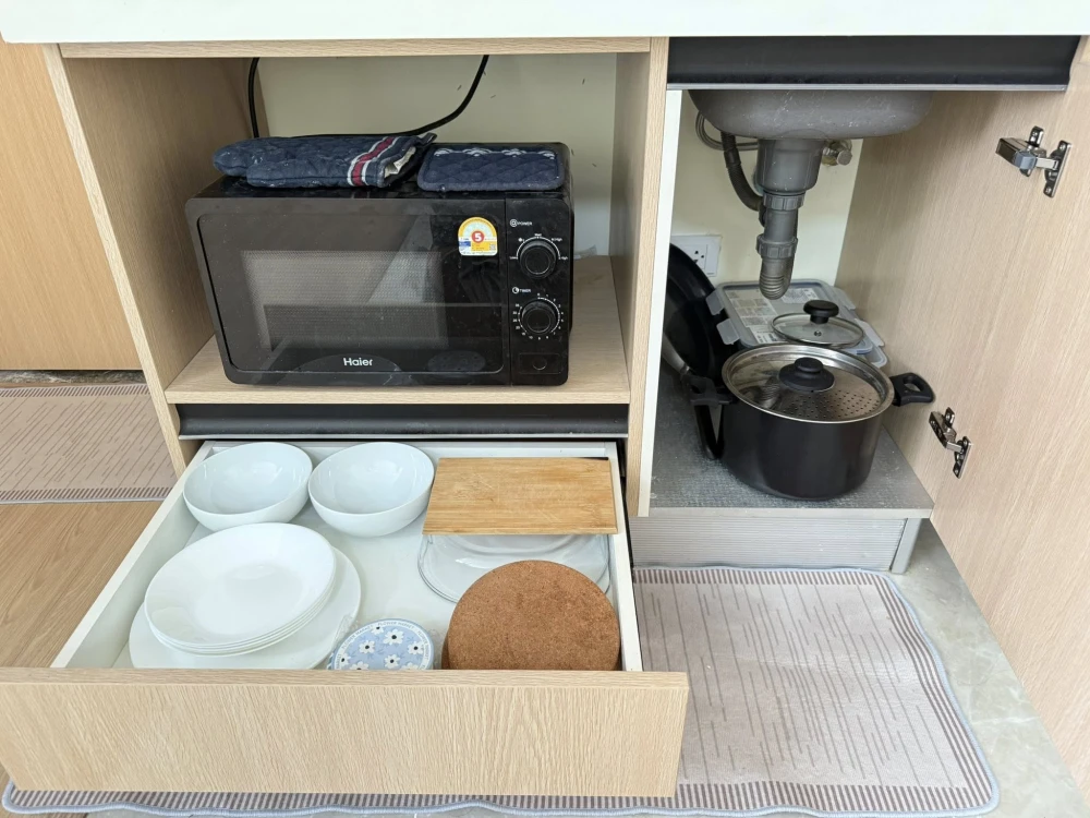 For rent: Regal Sathorn Narathiwat, corner room, very private, fully equipped kitchen with full electrical appliances, first come first served.