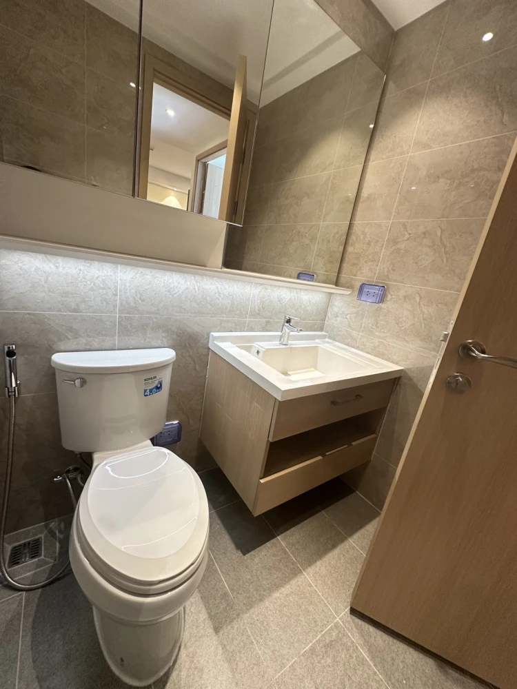 For rent, Retail Sathorn Narathiwat, new room, ready.