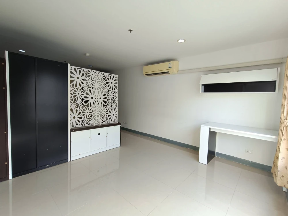 For rent: Regent Home 10, corner unit, 1 large bedroom, 1 spacious living room, airy and comfortable, furnished as shown in the pictures.