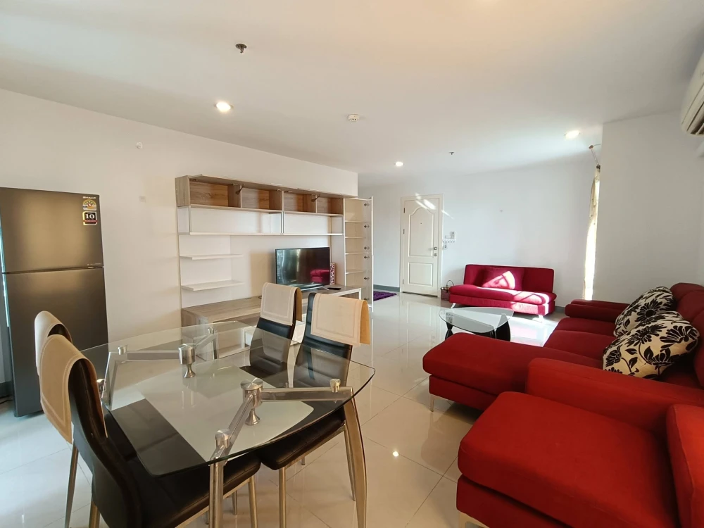 For rent: Regent Home 10, corner unit, 1 large bedroom, 1 spacious living room, airy and comfortable, furnished as shown in the pictures.