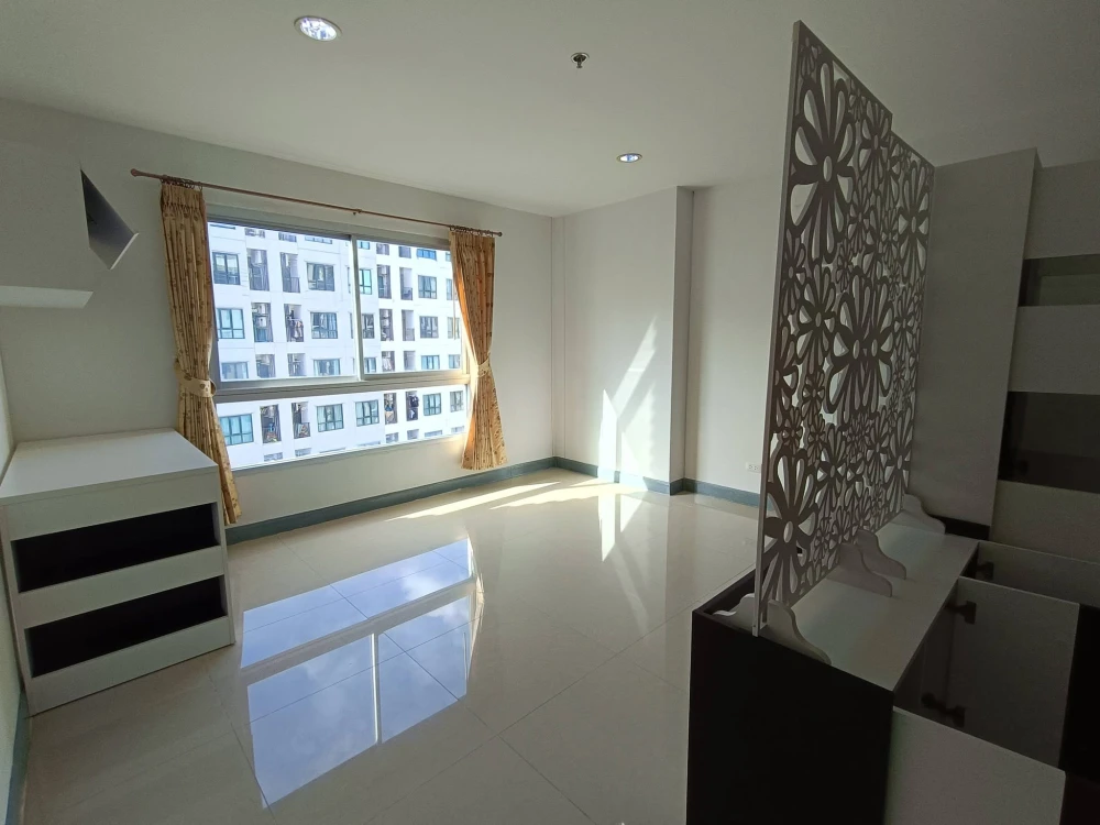 For rent: Regent Home 10, corner unit, 1 large bedroom, 1 spacious living room, airy and comfortable, furnished as shown in the pictures.