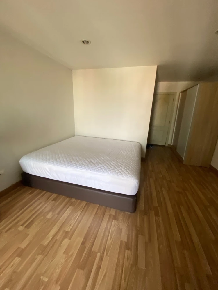 For rent: Regent Home 12 Ladprao 41, 8th floor, corner unit, 32 sq m. No other units directly opposite, very quiet. Book now!