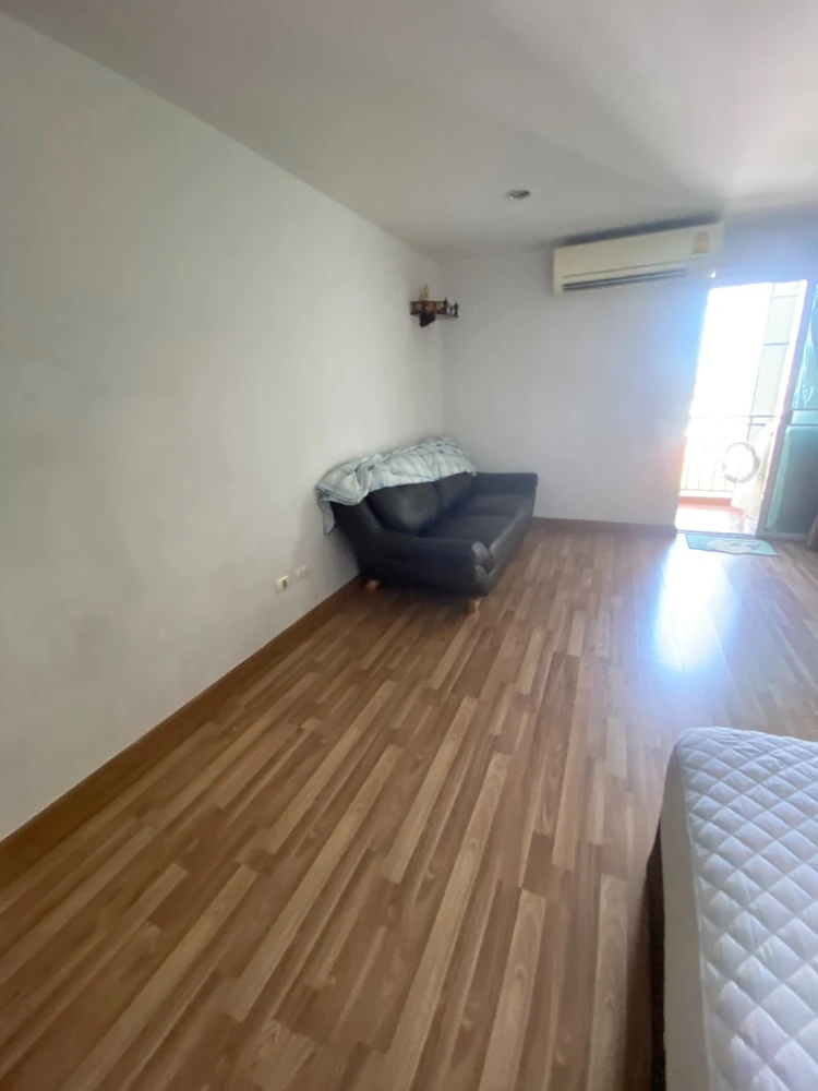 For rent: Regent Home 12 Ladprao 41, 8th floor, corner unit, 32 sq m. No other units directly opposite, very quiet. Book now!