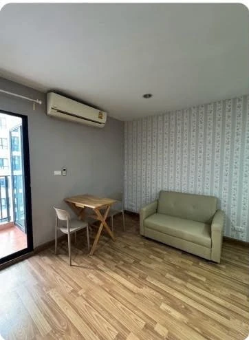 For rent: Regent Home 15 Chaengwattana. Wallpaper throughout, large built-in wardrobe, fully furnished with appliances. Don't miss out!