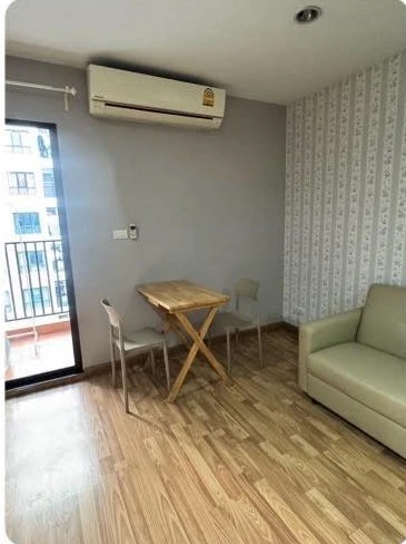 For rent: Regent Home 15 Chaengwattana. Wallpaper throughout, large built-in wardrobe, fully furnished with appliances. Don't miss out!