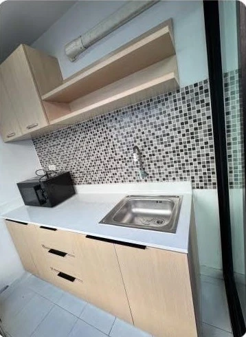For rent: Regent Home 15 Chaengwattana. Wallpaper throughout, large built-in wardrobe, fully furnished with appliances. Don't miss out!