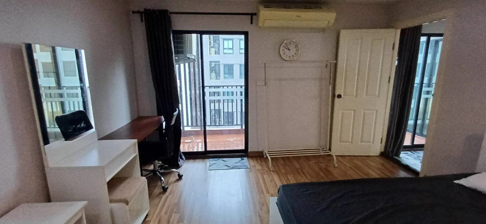 For rent: Regent Home 15 Chaengwattana. Spacious and comfortable room with clear partitions. Fully furnished and ready to move in.