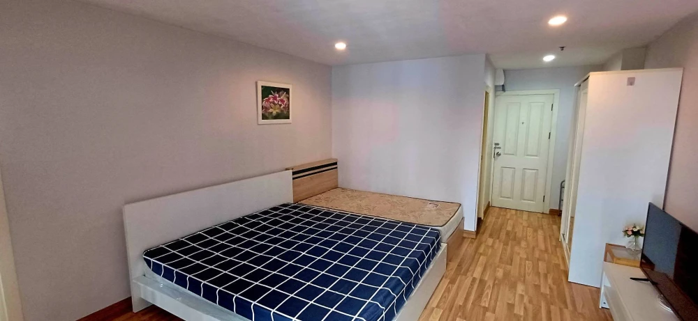 For rent: Regent Home 15 Chaengwattana. Spacious and comfortable room with clear partitions. Fully furnished and ready to move in.