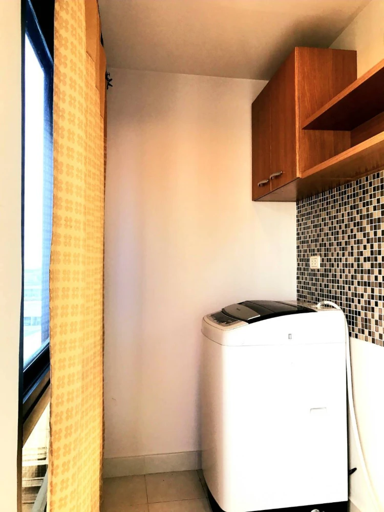 For rent: Regent Home 15 Chaengwattana. Spacious and comfortable room with clear partitions. Fully furnished and ready to move in.