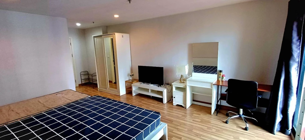 For rent: Regent Home 15 Chaengwattana. Spacious and comfortable room with clear partitions. Fully furnished and ready to move in.