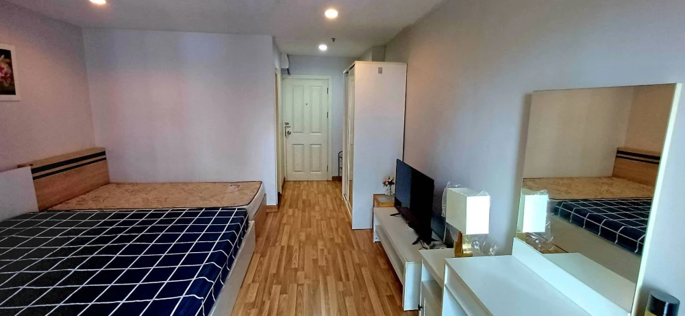 For rent: Regent Home 15 Chaengwattana. Spacious and comfortable room with clear partitions. Fully furnished and ready to move in.