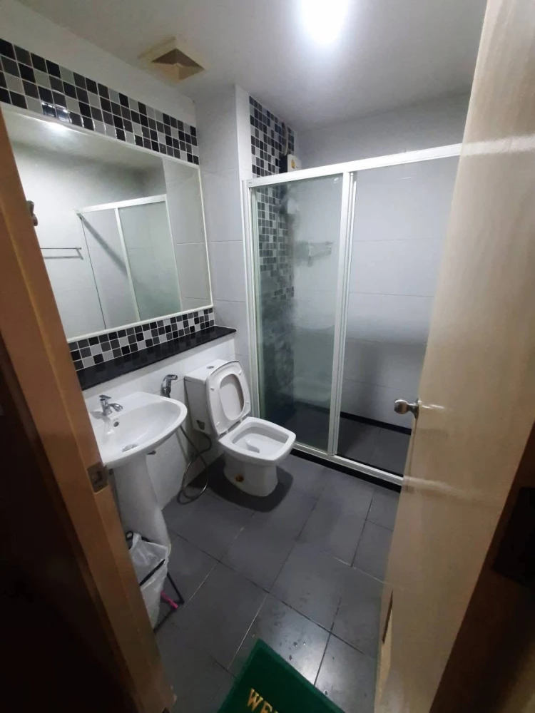 For rent: Regent Home 15 Chaengwattana, studio room, 12th floor, fully furnished. Book now!