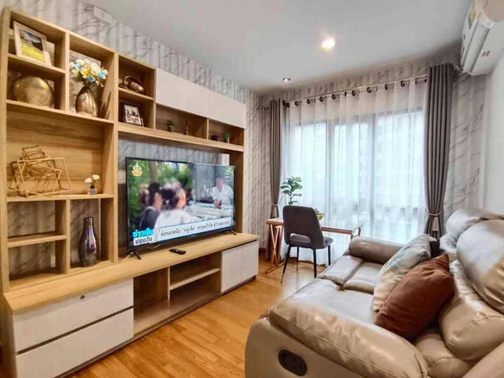 For rent: Regent Home 18 Chaengwattana-Lak Si, Building F, 5th floor. Beautiful, refreshing pool view. Wallpapered interior, well-partitioned. Don't m