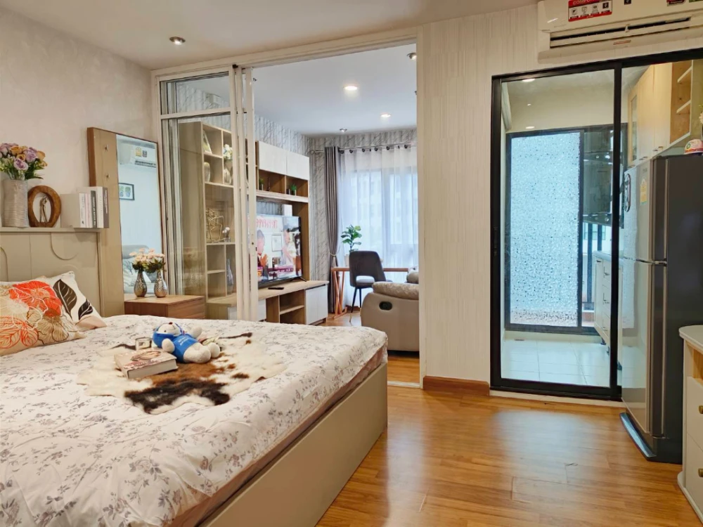 For rent: Regent Home 18 Chaengwattana-Lak Si, Building F, 5th floor. Beautiful, refreshing pool view. Wallpapered interior, well-partitioned. Don't m