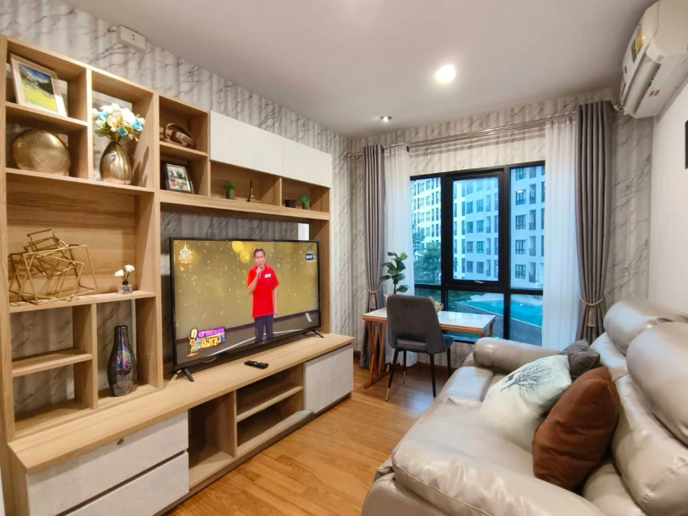 For rent: Regent Home 18 Chaengwattana-Lak Si, Building F, 5th floor. Beautiful, refreshing pool view. Wallpapered interior, well-partitioned. Don't m