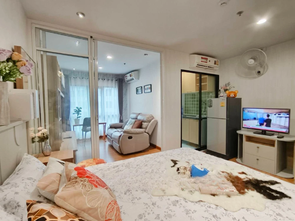 For rent: Regent Home 18 Chaengwattana-Lak Si, Building F, 5th floor. Beautiful, refreshing pool view. Wallpapered interior, well-partitioned. Don't m