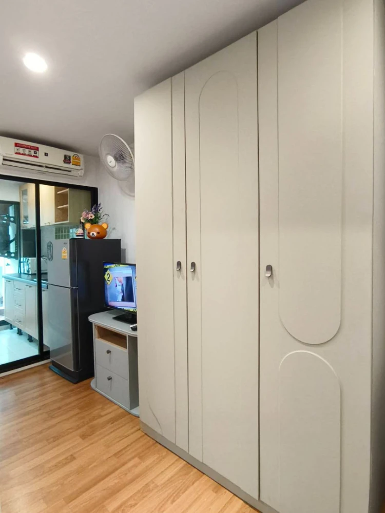 For rent: Regent Home 18 Chaengwattana-Lak Si, Building F, 5th floor. Beautiful, refreshing pool view. Wallpapered interior, well-partitioned. Don't m