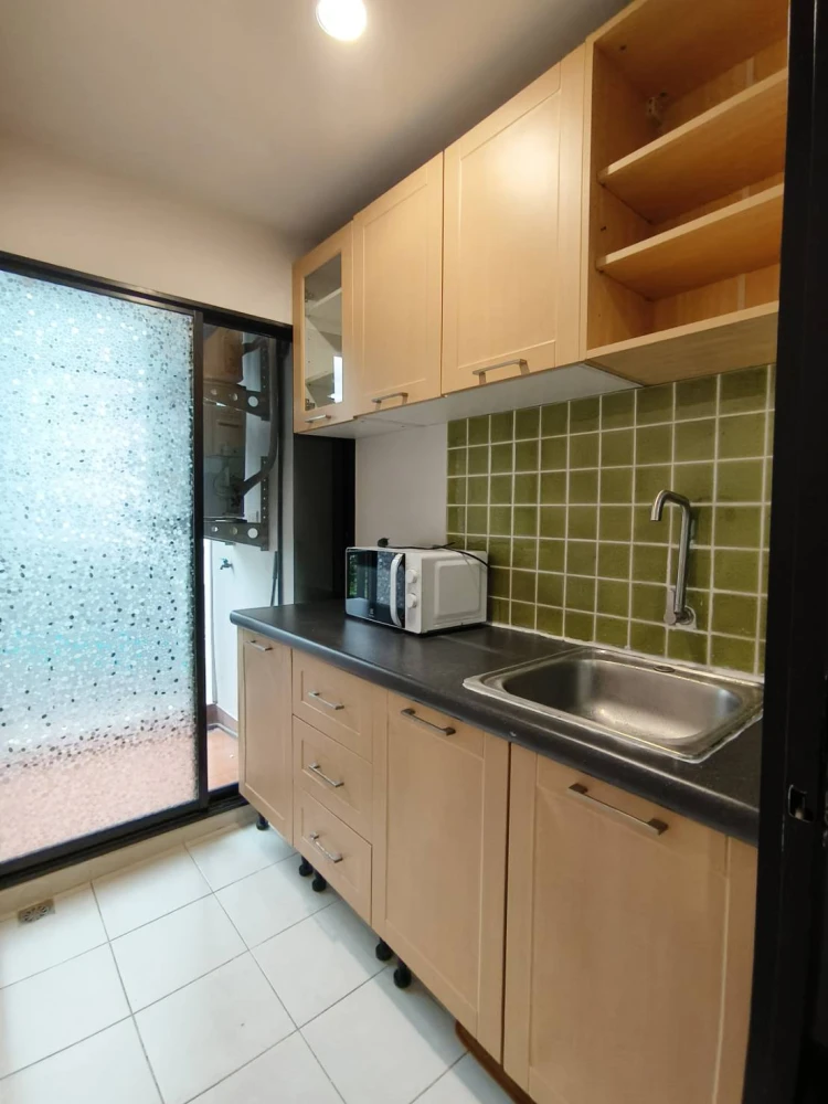 For rent: Regent Home 18 Chaengwattana-Lak Si, Building F, 5th floor. Beautiful, refreshing pool view. Wallpapered interior, well-partitioned. Don't m