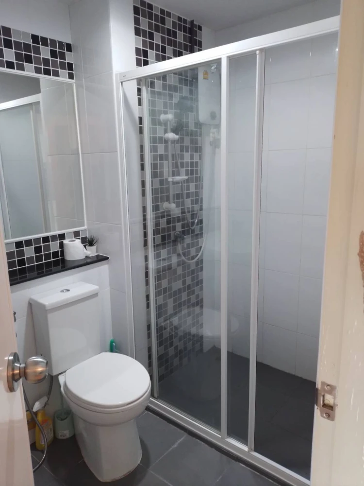 For rent: Regent Home 25 Tiwanon, beautiful room, newly painted, very livable. If interested, hurry and reserve now. Don't wait, hurry up.