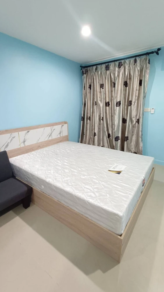 For rent: Regent Home 6 Prachachuen. Ready-to-move-in unit. Great price, great location, quiet and not crowded. Well-ventilated room. Looks exactly li