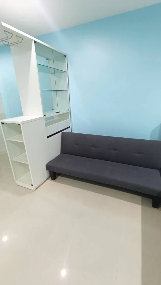 For rent: Regent Home 6 Prachachuen. Ready-to-move-in unit. Great price, great location, quiet and not crowded. Well-ventilated room. Looks exactly li