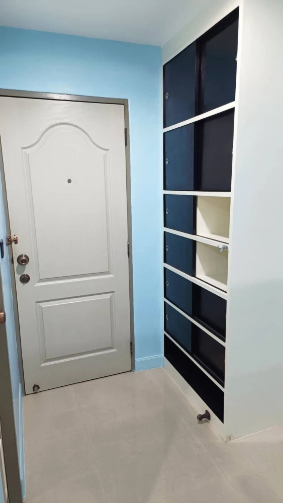 For rent: Regent Home 6 Prachachuen. Ready-to-move-in unit. Great price, great location, quiet and not crowded. Well-ventilated room. Looks exactly li
