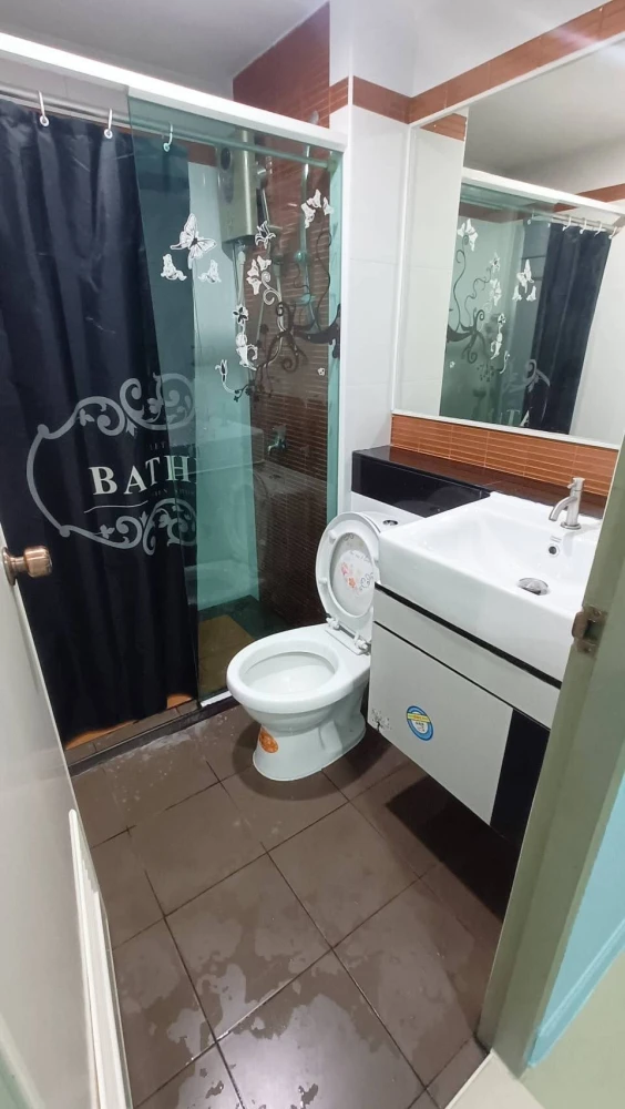 For rent: Regent Home 6 Prachachuen. Ready-to-move-in unit. Great price, great location, quiet and not crowded. Well-ventilated room. Looks exactly li
