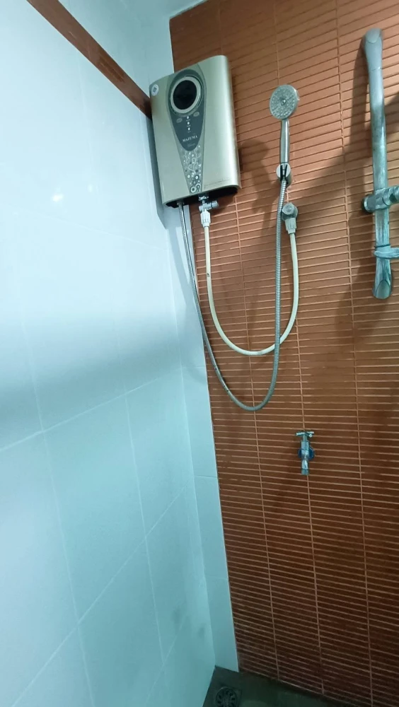 For rent: Regent Home 6 Prachachuen. Ready-to-move-in unit. Great price, great location, quiet and not crowded. Well-ventilated room. Looks exactly li
