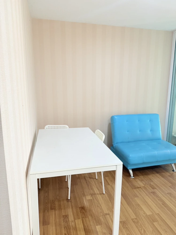 For rent: Regent Home Bang Son, high floor (22nd floor), cool breeze all day, good quality wallpaper throughout the room. You will regret it if you mi