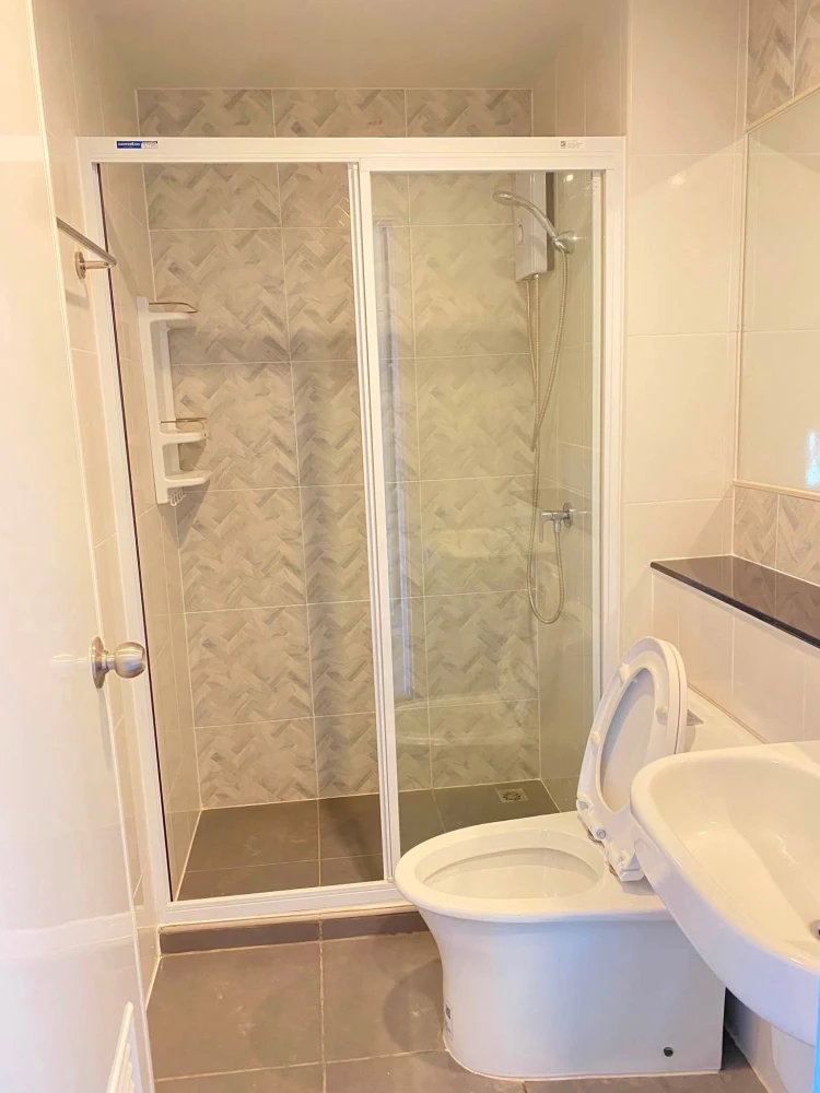 For rent: Regent Home Bangna, 19th floor, partitioned room, fully furnished with appliances. Move in now! Don't wait!