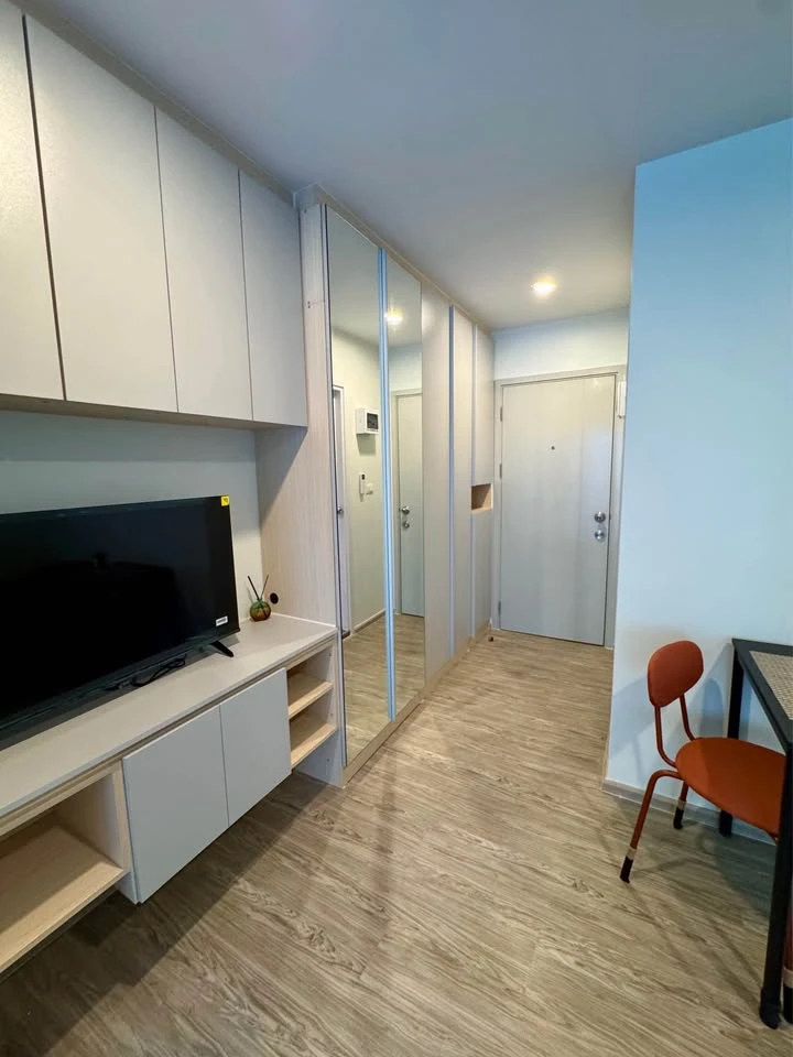 For rent: Regent Home Bangna. Beautiful built-in furnishings, including shelves and storage cabinets. Ready to move in.