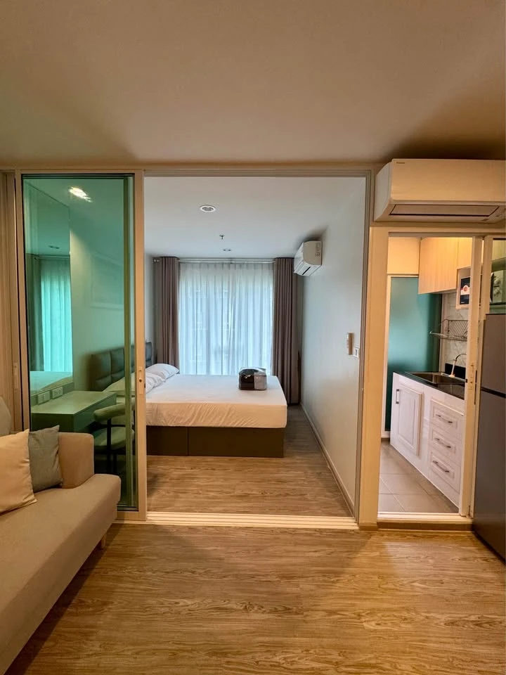 For rent: Regent Home Bangna. Beautiful built-in furnishings, including shelves and storage cabinets. Ready to move in.