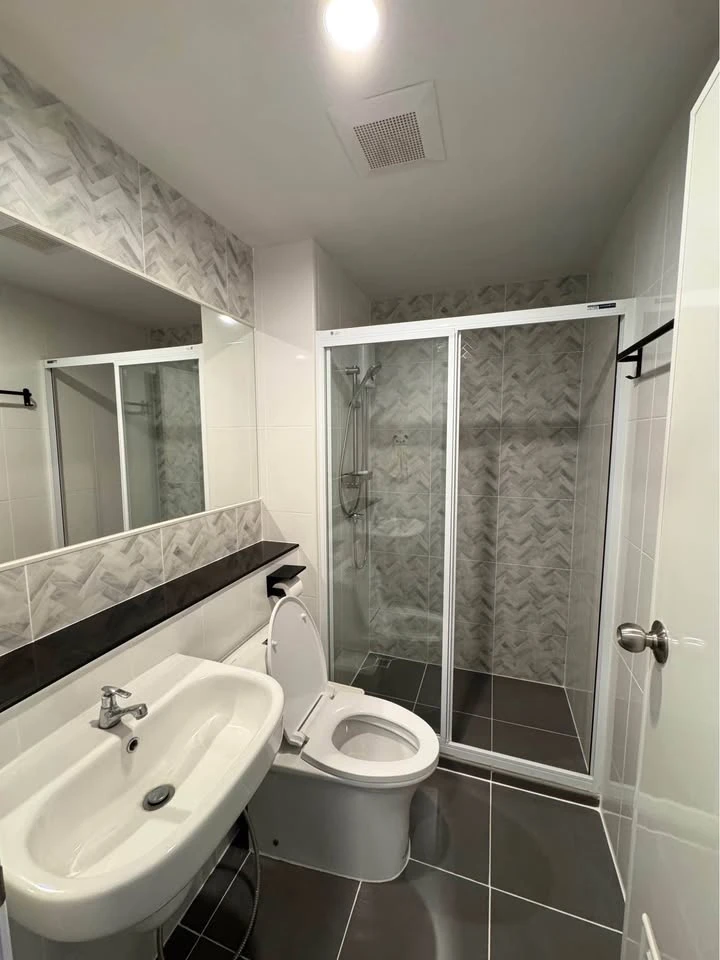 For rent: Regent Home Bangna. Beautiful built-in furnishings, including shelves and storage cabinets. Ready to move in.