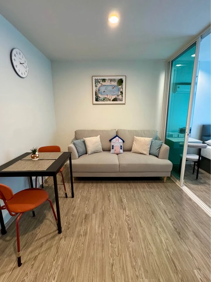 For rent: Regent Home Bangna. Beautiful built-in furnishings, including shelves and storage cabinets. Ready to move in.
