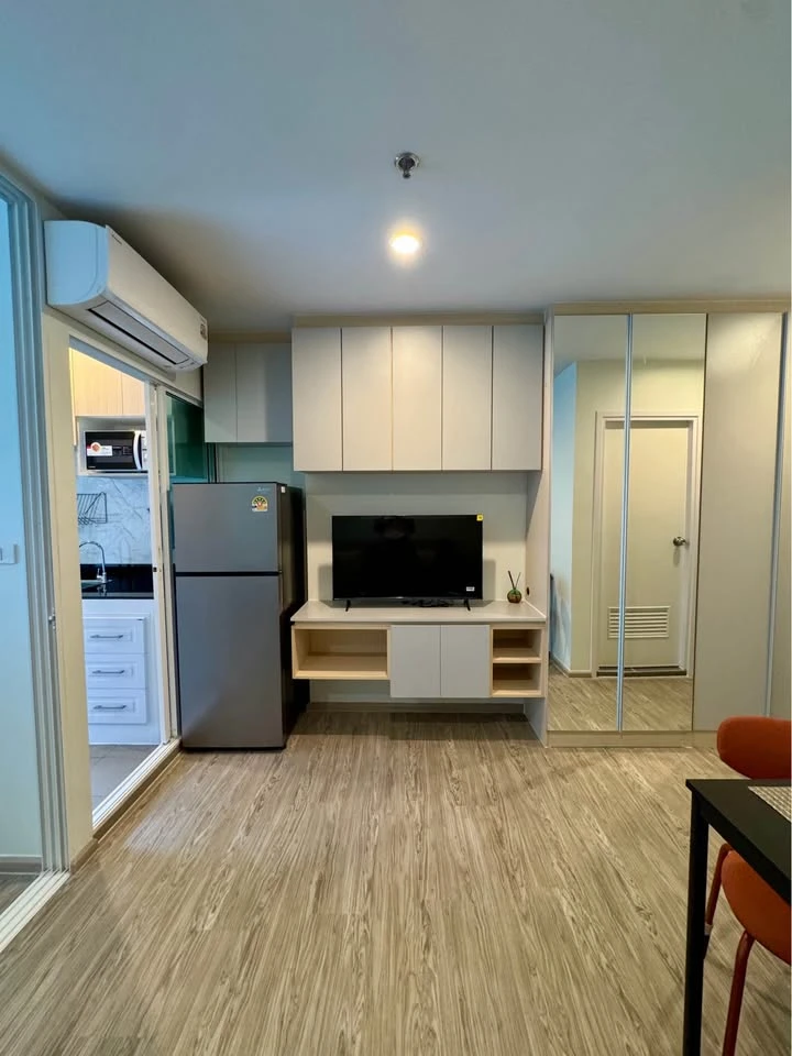 For rent: Regent Home Bangna. Beautiful built-in furnishings, including shelves and storage cabinets. Ready to move in.