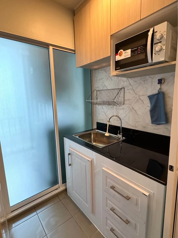 For rent: Regent Home Bangna. Beautiful built-in furnishings, including shelves and storage cabinets. Ready to move in.