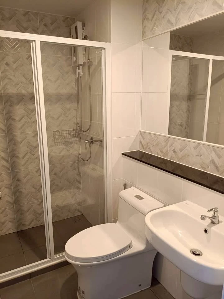 For rent: Regent Home Bangna, pool view, cool breeze, ready to move in, fully furnished with appliances.