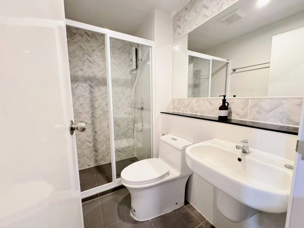 For rent: Regent Home Bangna, high floor unit, fully furnished. Just bring your belongings and move in! Book now before it's too late!