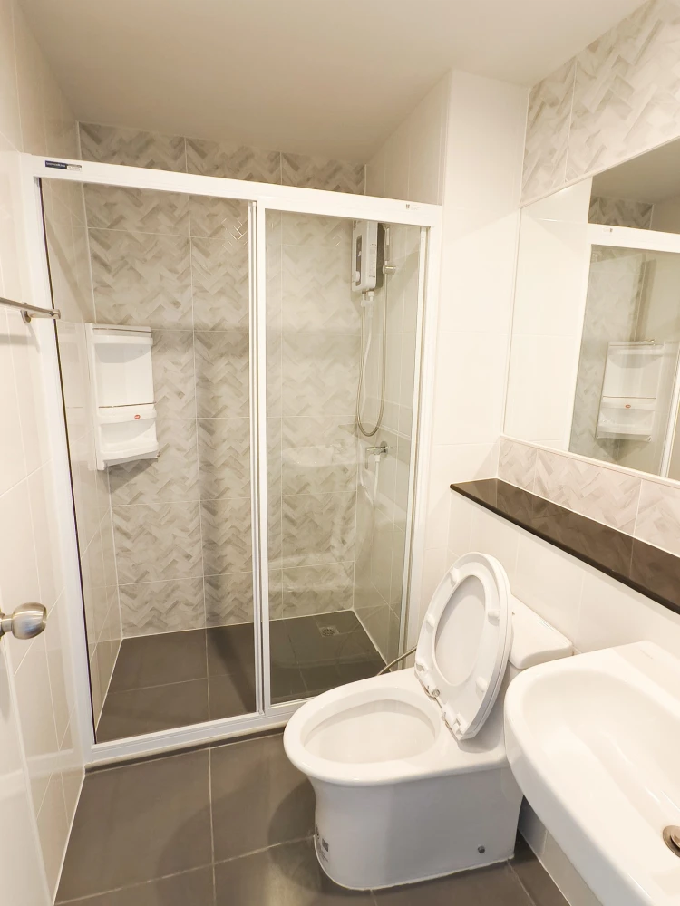 For rent: Regent Home Bangna, 20th floor room, Building A, outside view, with built-in furniture and complete electrical appliances. Hurry and reserve