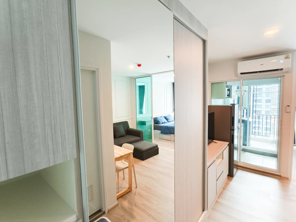 For rent: Regent Home Bangna, 20th floor room, Building A, outside view, with built-in furniture and complete electrical appliances. Hurry and reserve