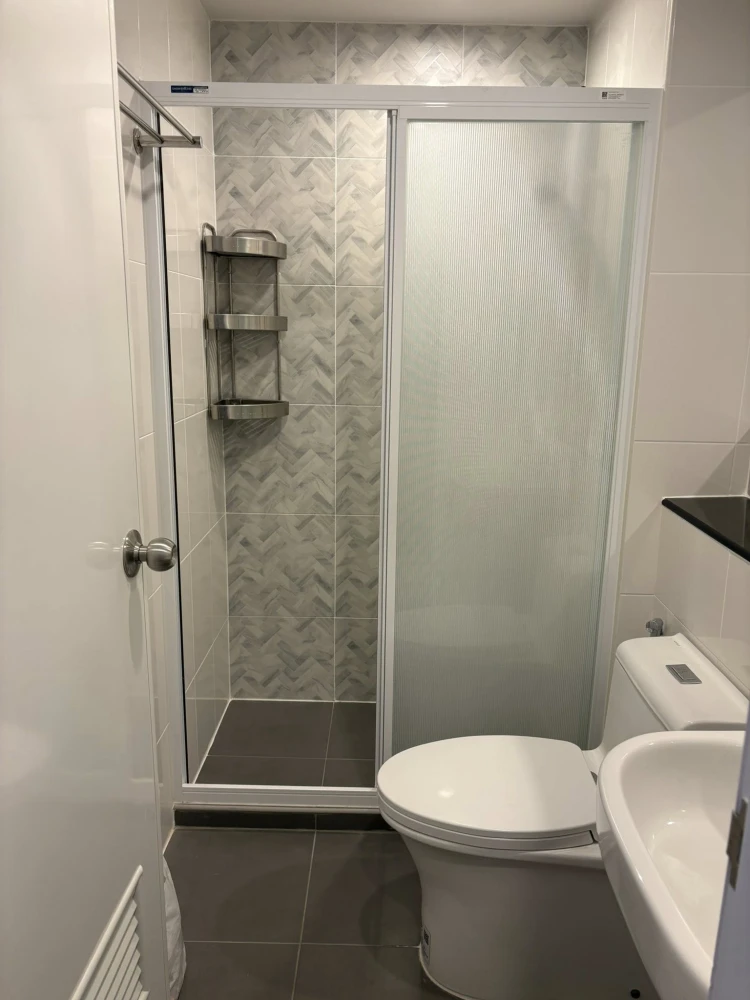 For rent: Regent Home Bangna, very high floor unit with view of BITEC. Fully furnished with all appliances. Beautiful and ready to move in immediately