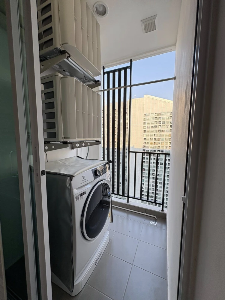 For rent: Regent Home Bangna, very high floor unit with view of BITEC. Fully furnished with all appliances. Beautiful and ready to move in immediately