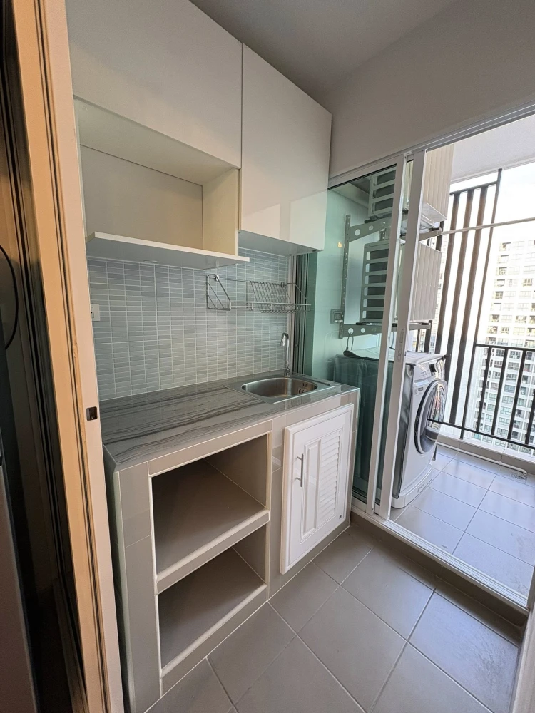 For rent: Regent Home Bangna, very high floor unit with view of BITEC. Fully furnished with all appliances. Beautiful and ready to move in immediately