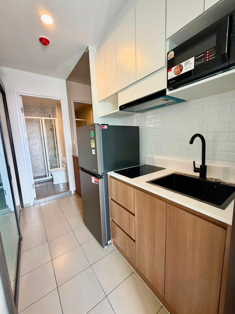 For rent: Regent Home Wutthakat. High-quality built-in furnishings throughout the unit, with ample storage space. Book now!