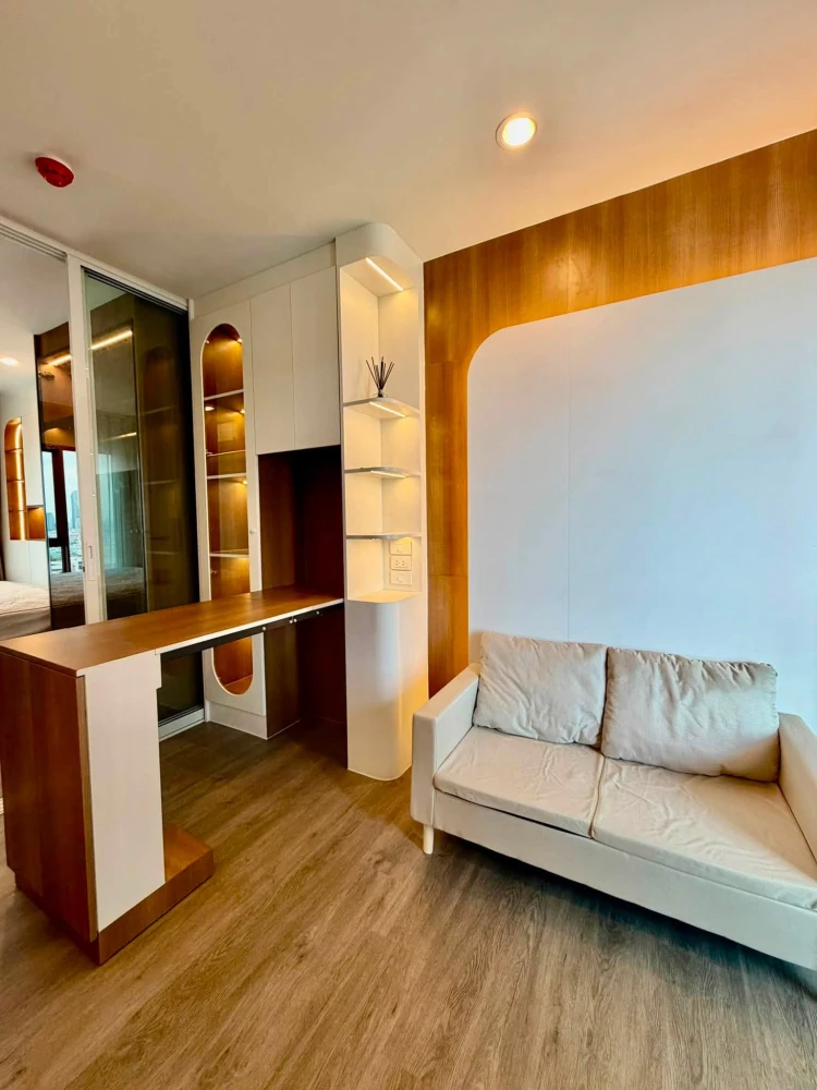 For rent: Regent Home Wutthakat. High-quality built-in furnishings throughout the unit, with ample storage space. Book now!