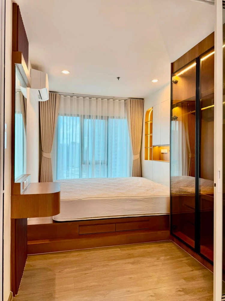 For rent: Regent Home Wutthakat. High-quality built-in furnishings throughout the unit, with ample storage space. Book now!