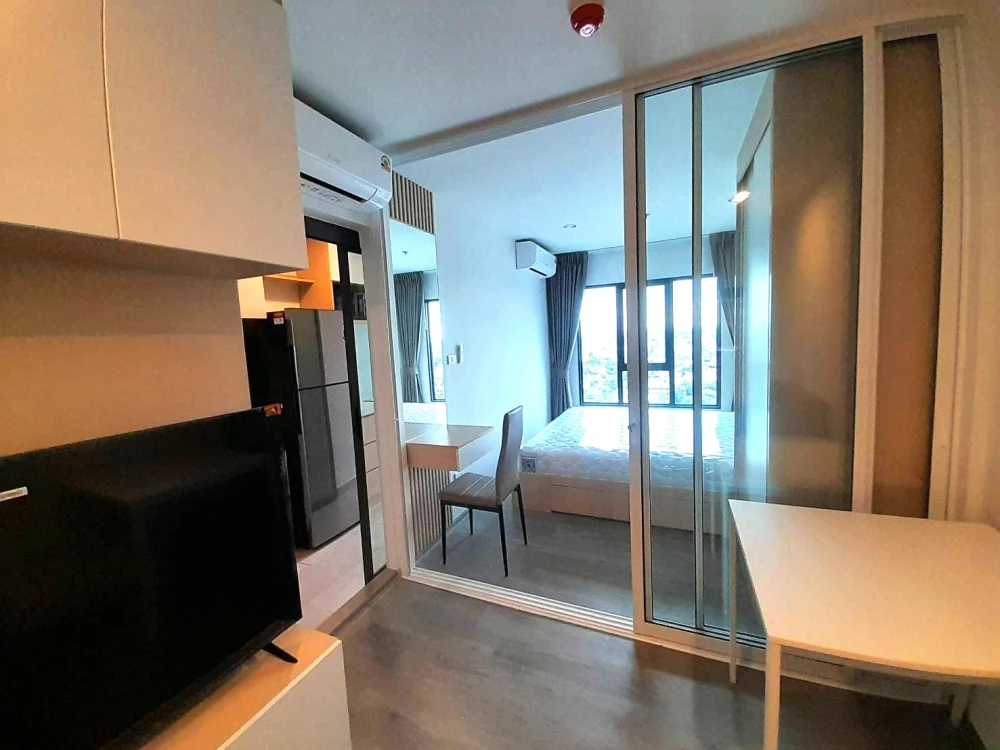 For rent: Regent Home Wutthakat, Building A, 21st floor. Very high floor, good ventilation, not hot. Stunning built-in furnishings. Don't miss out!