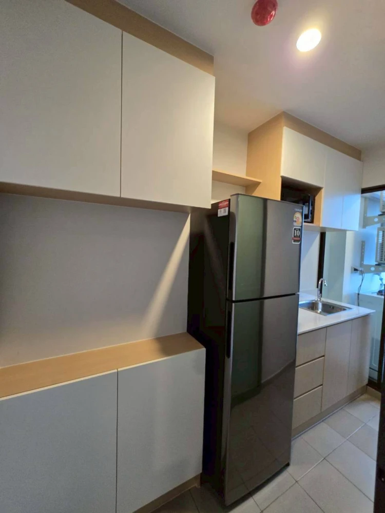 For rent: Regent Home Wutthakat, Building A, 21st floor. Very high floor, good ventilation, not hot. Stunning built-in furnishings. Don't miss out!