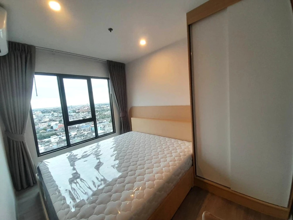 For rent: Regent Home Wutthakat, Building A, 21st floor. Very high floor, good ventilation, not hot. Stunning built-in furnishings. Don't miss out!